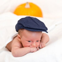 Bébé, nouveau-né avec une casquette